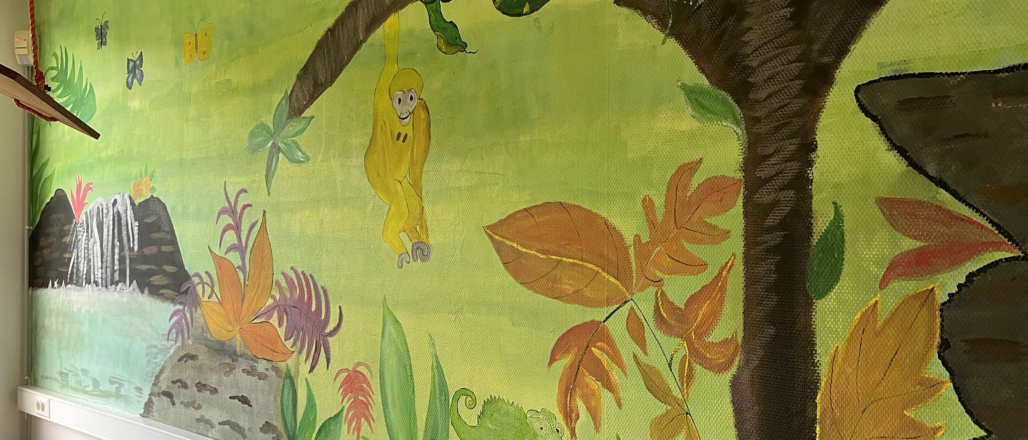 Fresque de la jungle peinte sur un mur de l’internat