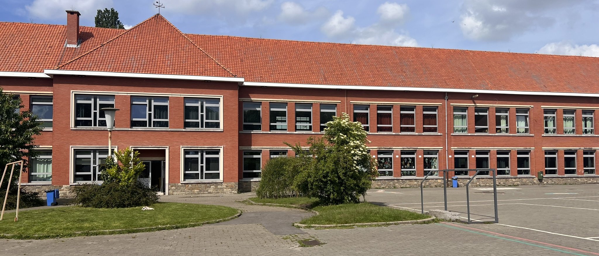 Façade en briques rouges du campus de Saint-Georges