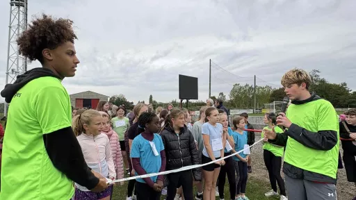Des élèves de 4e Animation donnent le départ d’une course du cross du fondamental