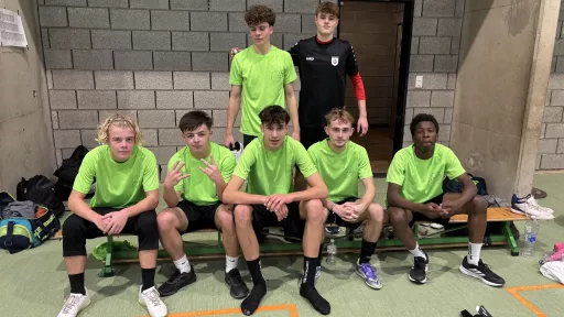 L’équipe de mini-foot de l’école dans le vestiaire, en t-shirt vert