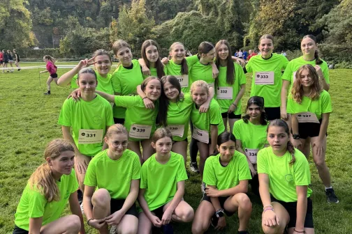 Élèves de l’école en t-shirt vert au cross provincial